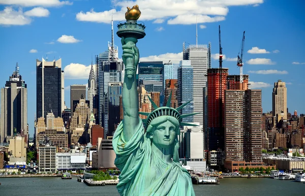Die Freiheitsstatue und die Skyline von Midtown Manhattan — Stockfoto