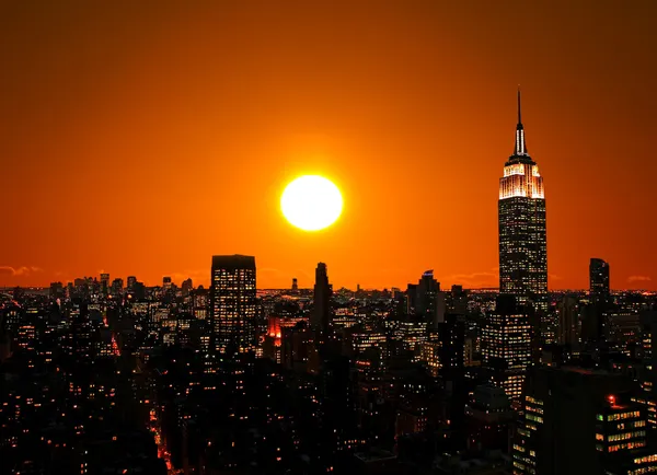 The Empire State Building and Manhattan Midtown Skyline — Stock Photo, Image