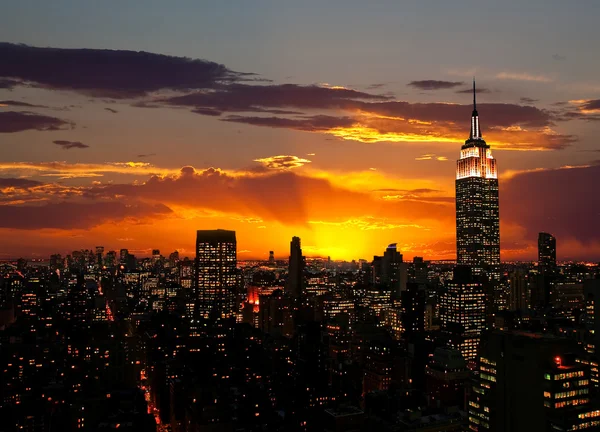 De rijk staat gebouw en manhattan midtown skyline — Stockfoto