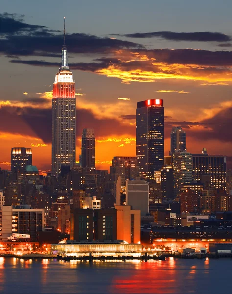 De rijk staat gebouw en manhattan midtown skyline — Stockfoto