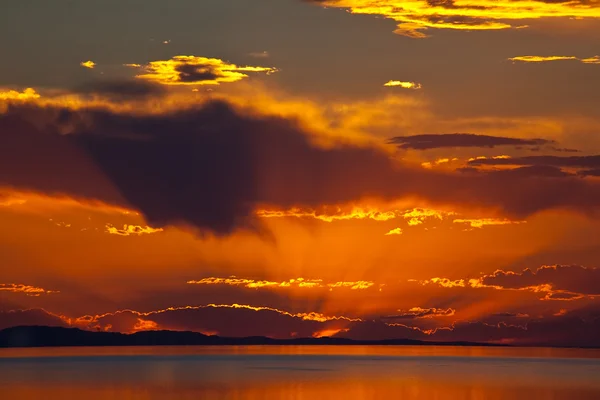 A színes naplementét a nagy Salt Lake — Stock Fotó