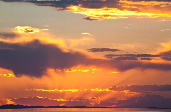 O pôr-do-sol colorido no Great Salt Lake — Fotografia de Stock
