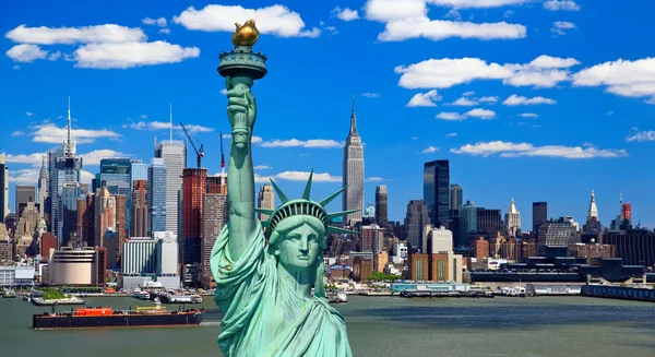 Estatua de la Libertad y Manhattan Midtown Skyline Fotos de stock libres de derechos