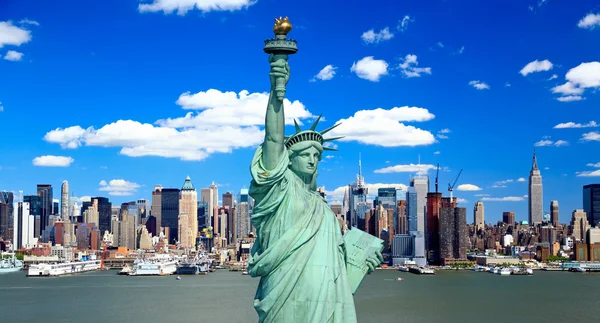 Estatua de la Libertad y Manhattan Midtown Skyline Imagen de stock