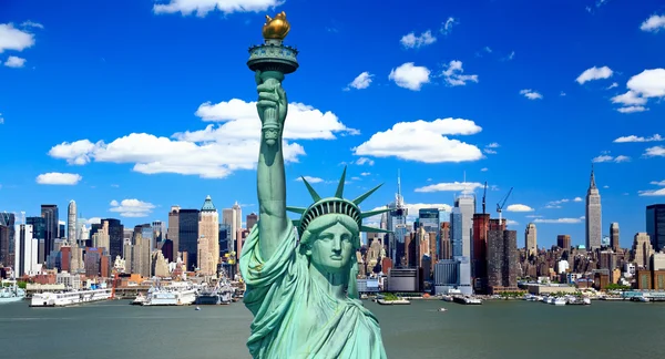 La Statua della Libertà e Manhattan Midtown Skyline Foto Stock