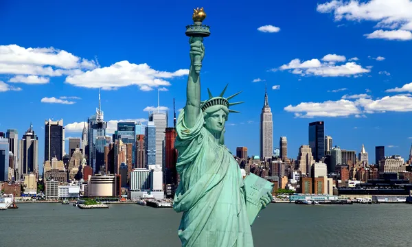 Estatua de la Libertad y Manhattan Midtown Skyline Imagen de stock