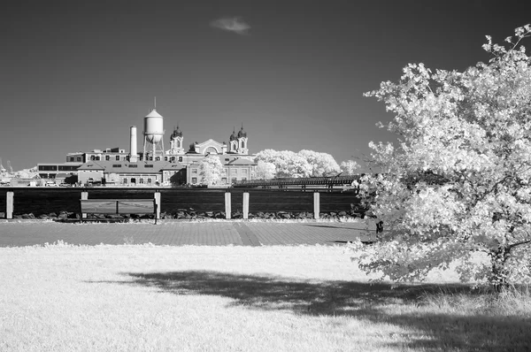 Infrared image of the Ellis Island from the Liberty Park — Stock Photo, Image