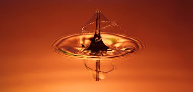 Su damlası ve dalgalar.