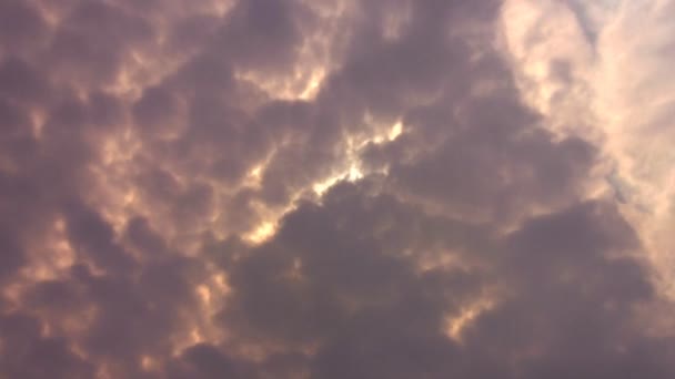 Бушующие облака расходятся, чтобы раскрыть солнце — стоковое видео