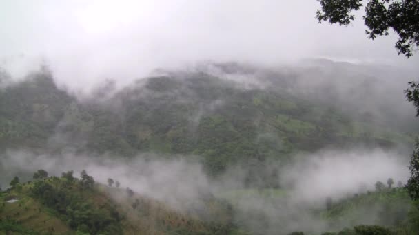 Nuages sur la montagne .