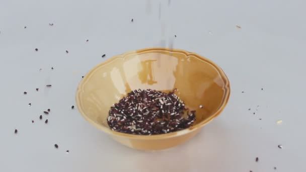 Рис на деревянной тарелке — стоковое видео