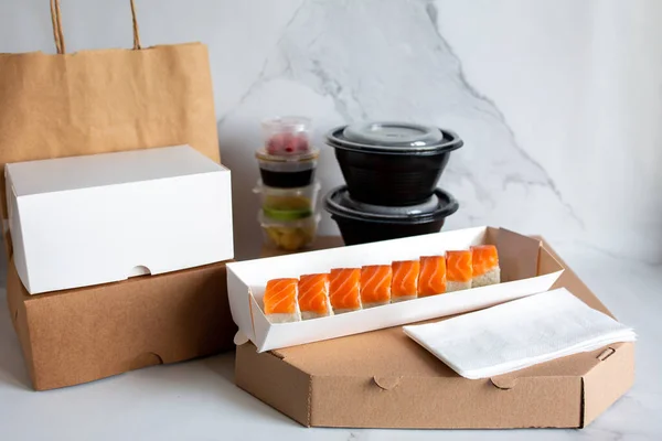 Entrega Sushi Entrega Delicioso Belo Sushi Pacote Entrega Alimentos Para — Fotografia de Stock