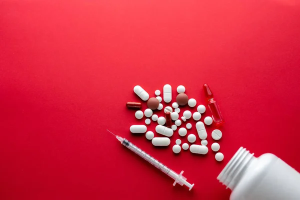 Pílulas Brancas Fundo Vermelho Jarro Comprimidos Para Aumentar Imunidade Comprimidos — Fotografia de Stock