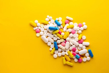 Coronavirus tedavisi. Soğuk algınlığı ve ilaçlar. Aşırı dozda hap. Çok renkli haplar. Grip tedavisi. Eczane. İlaçlar ücretsiz olarak mevcut. Vitaminler. Uyuşturucu. Mavi arka planda haplar. Haplar.