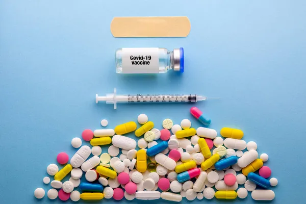 Εμβόλιο Εμβόλιο Και Σύριγγα Κίτρινο Φόντο Εμβόλιο Μάσκα Και Χάπια — Φωτογραφία Αρχείου