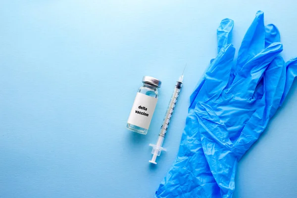 주사기 파란색 배경에 있습니다 코카인 19에 대항하는 코로나 바이러스 비문이 — 스톡 사진