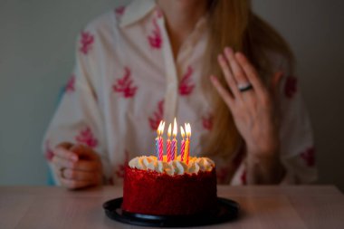 Mumlu doğum günü pastası. Pastadaki mumları yakıyor. Doğum günün kutlu olsun. Pastayla doğum günü kutlaması. Doğum günü pastası. Kutlama. Mumlar yanıyor. Bir dilek tut. Tatil kartpostalları