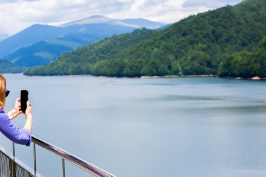 Güzel doğa. Okyanuslu dağlar. Dağlarda göller. Dağlarda doğa. Vahşi doğa. Bulmacalar. Bulmacalar için fotoğraf. Peyzaj