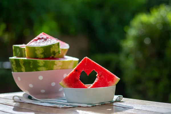 西瓜果 夏天的浆果西瓜的背景 多汁的红色西瓜 有切心 夏天的背景有西瓜的夏天背景 适当的营养 — 图库照片