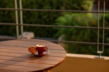 Kahvaltıda kruvasanla kahve. Kahvaltıda kruvasan ile Espresso. Kahvaltı..