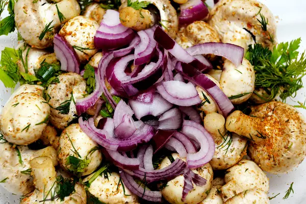 mantar, kırmızı soğan ile