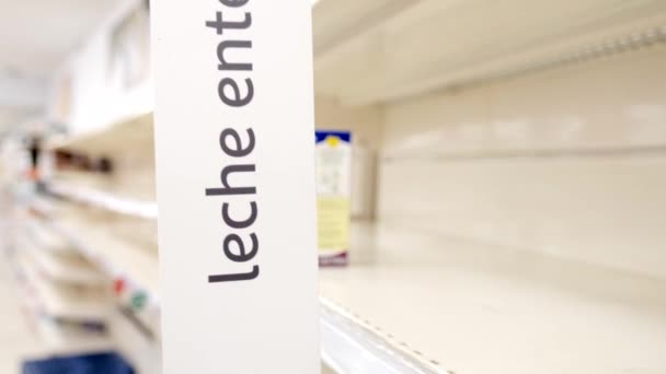 Teledysk Pustej Półki Mleko Supermarkecie Hiszpanii Leche Entera Oznacza Pełne — Wideo stockowe