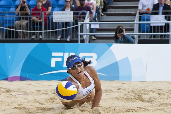 Mayra Garcia (MEX) si tuffa per la palla durante il torneo internazionale di beach volley FIVB — Foto Stock