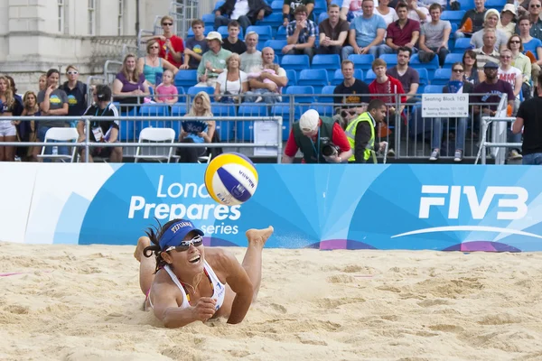 Mayra Garcia (MEX) dives for the ball during the FIVB International Beach Volleyball tournament — Stock Photo, Image