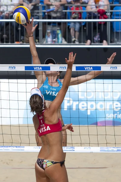 Elizabeth Maloney (CAN) et Alejandra Simon (ESP) lors du tournoi international de volleyball de plage de la FIVB — Photo