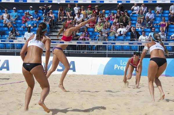 Tealle Hunkus & Heather Lowe (USA) vs Liliane Maestrini & Angela Vieira (BRA) lors du tournoi international de beach volley de la FIVB — Photo