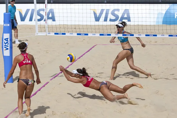 Heather Bansley ve Elizabeth Maloney (Can) vs FIVB uluslararası plaj voleybolu Turnuvası sırasında Alejandra Simon ve Andrea Garcia Gonzalo (Esp)