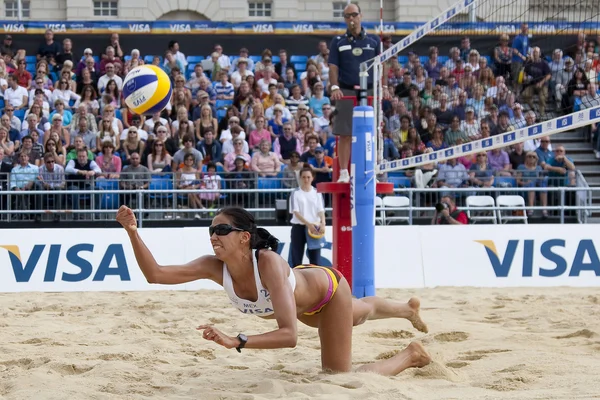 Candelas Bibiana (MEX) selama turnamen FIVB International Beach Volleyball — Stok Foto