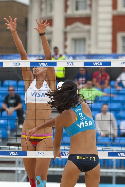 Fan Wang & Yuanyuan Ma (CHN) vs Candelas Bibiana & Mayra Garcia (MEX) durante il torneo internazionale di beach volley FIVB — Foto Stock