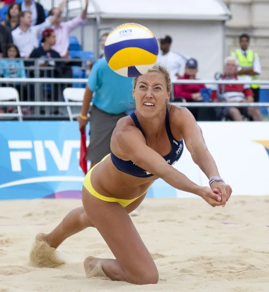 Denise Johns (GBR) durante o torneio internacional de voleibol de praia da FIVB — Fotografia de Stock