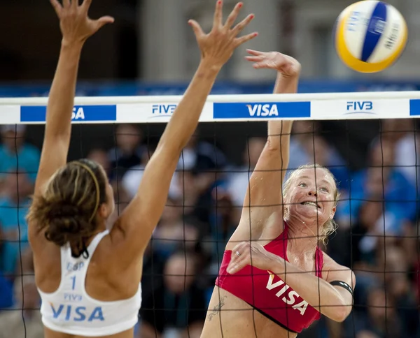 Shauna Mullin & Zara Dampney (GBR) vs Alejandra Simon & Andrea Garcia Gonzalo (ESP) lors du tournoi international de beach volley de la FIVB — Photo