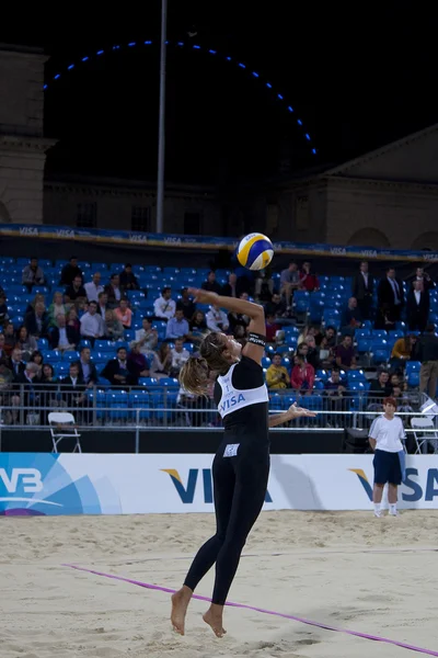 Zara Dampney (GBR) serves during the FIVB International Beach Volleyball tournament — ストック写真