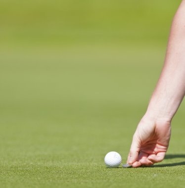 bir golfçü görevinden üzerinde yeşil bir Avrupa Turu, 14 açık de saint-omer ilk gün boyunca işaretler.