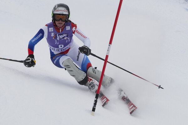 FRA: Горнолыжный спорт Val D 'Isere Super Combined. Гут, Лара
.
