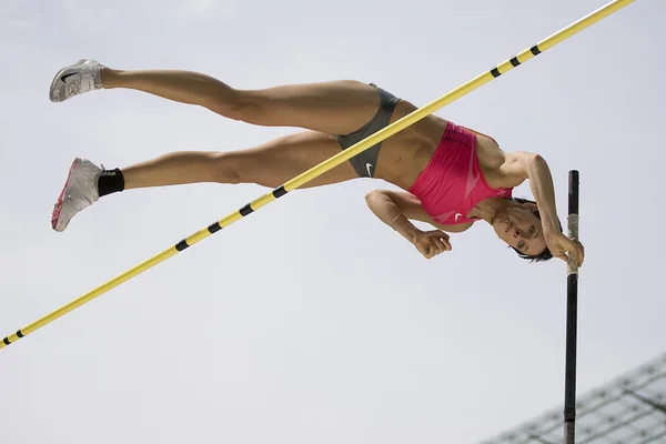 ATH: Berlin Golden League Athletics. Yuliya GOLUBCHIKOVA (RUS) competindo na abóbada pólo — Fotografia de Stock