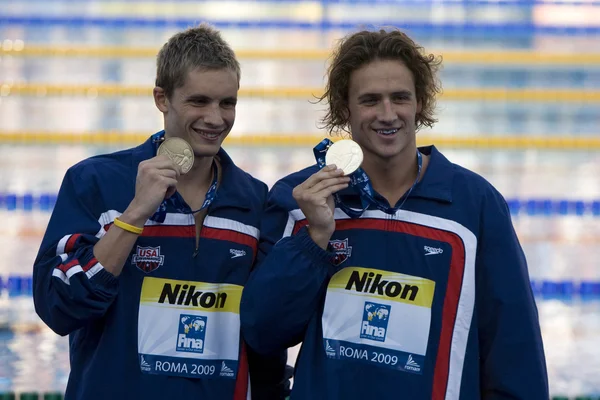 SWM: zwemmen Wereldkampioenschap - mens 200m individueel wisselslag. Eric shanteau (brons) links en recht van ryan lochte (goud) — Stockfoto