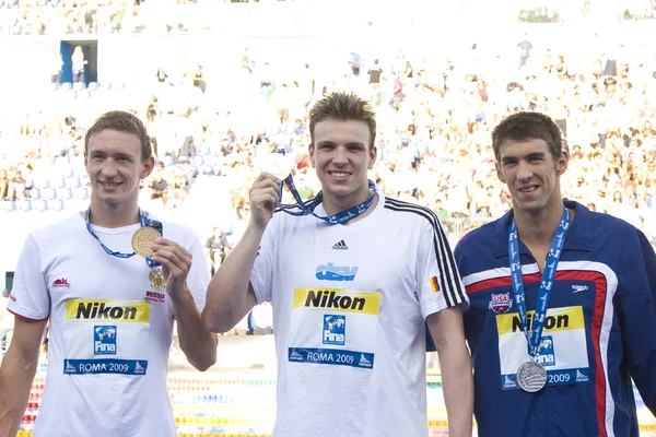 Swm: Mistrzostwa Świata w Pływaniu - męskie 200m stylem dowolnym końcowego. Danila Izotow zwycięzcy brązowy medal, po lewej stronie paul biedermann (ger) złoty medal zwycięzca, centrum i michael phelps (usa) srebrny medal zwycięzca — Zdjęcie stockowe