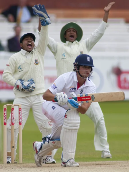 Cricket. Engeland vs bangladesh 1ste dag van de test 3. alaistair cook, mohammad mahmudullah — Stockfoto