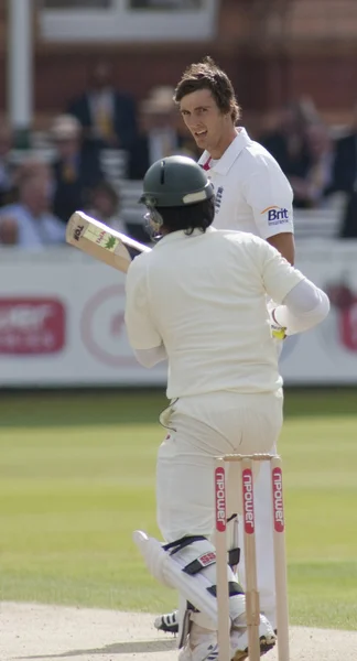 Fårekylling. England vs Bangladesh 1. testdag 2. Steve Finn og Imrul Kayes. - Stock-foto