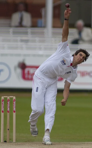 Cricket. England vs bangladesh 1st test dag 3. Steve finn — Stockfoto