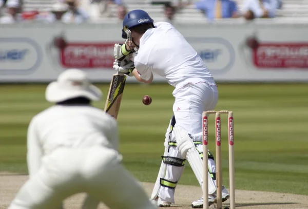 Cricket. Engeland vs bangladesh 1ste test dag 2. Eion morgan, shahadat hossain — Stockfoto