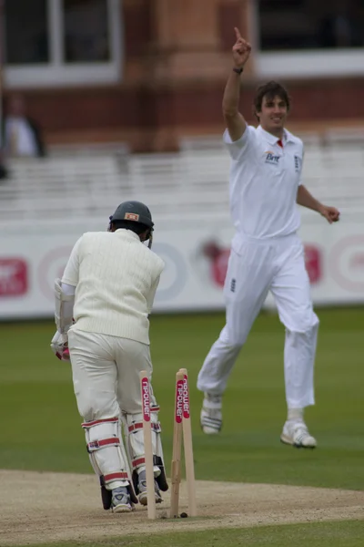 Cricket. Engeland vs bangladesh 1ste dag van de test 3. Steve finn, mushfiqur rahim — Stockfoto