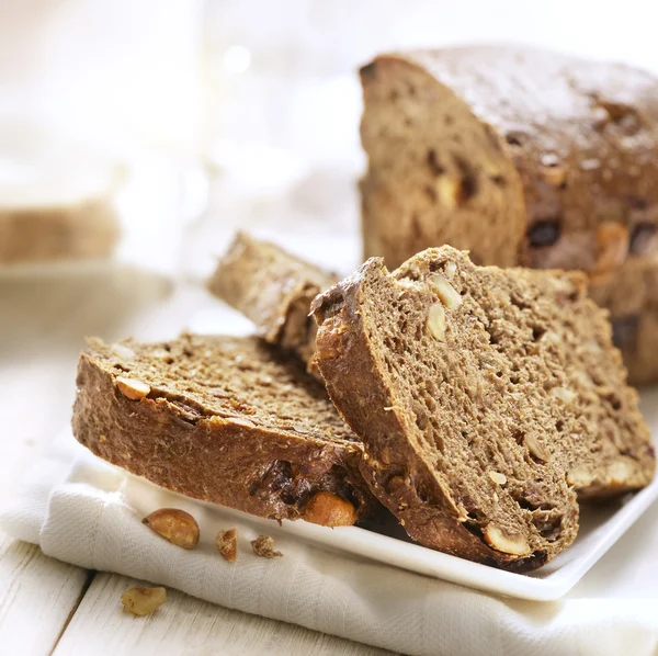 Pane affettato con noci su un piatto — Foto Stock