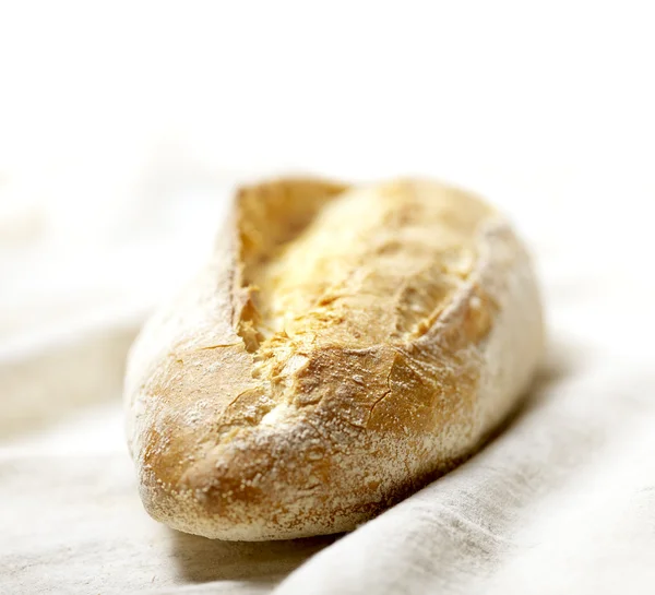 Хлеб на ткани пекаря — стоковое фото