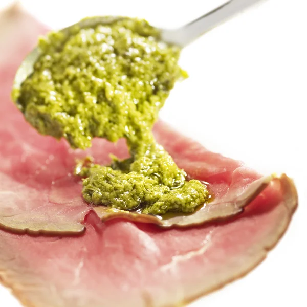 Pesto de carpaccio vertido sobre él con una cuchara —  Fotos de Stock