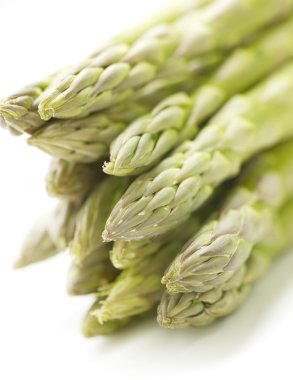 gölge beyaz zemin üzerine yeşil aspargus